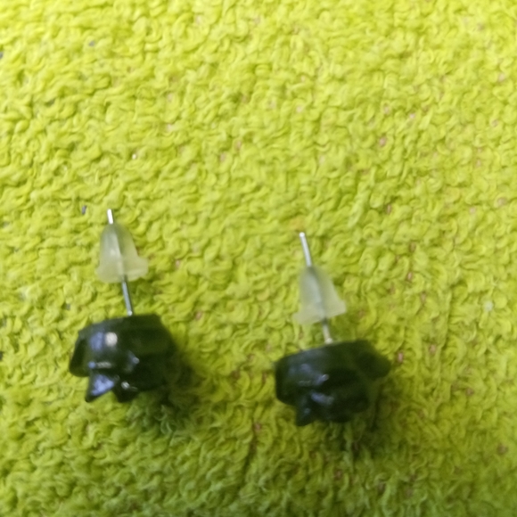 Black risen rose stud earrings - Picture 2 of 3